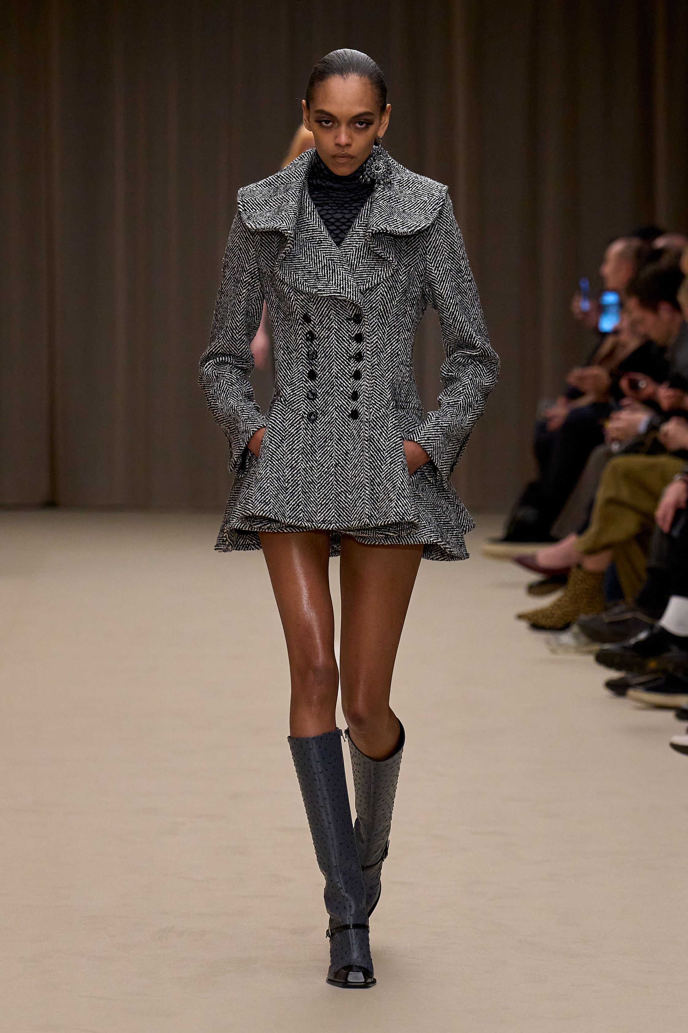 McQueen 本季延续品牌标志性的暗黑浪漫：收腰短裙套装、雕塑感肩线、精致刺绣礼服与戏剧化斗篷让整场秀充满哥特式戏剧张力。细腻蕾丝、金属光泽和建筑般轮廓塑造出强烈女性力量，同时保留麦昆一贯的浪漫与神秘-顽石频道趋势研究